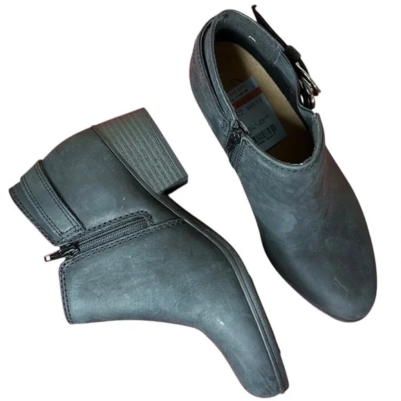 NWT Clarks Adreena Leather Mid Stacked Heel Black Ankle Booties zip Sz 7W